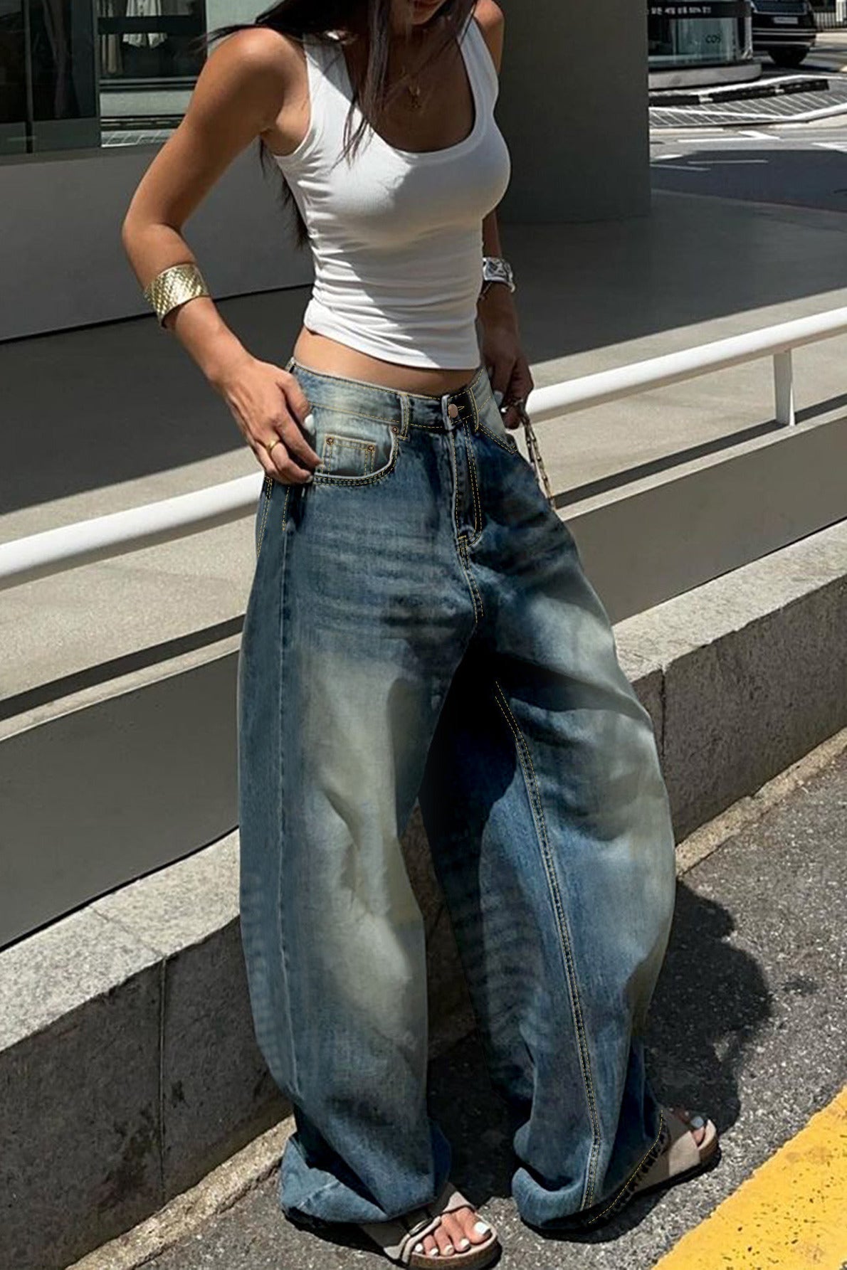 Blaue Vintage-inspirierte Damenjeans mit weitem Bein im Studio