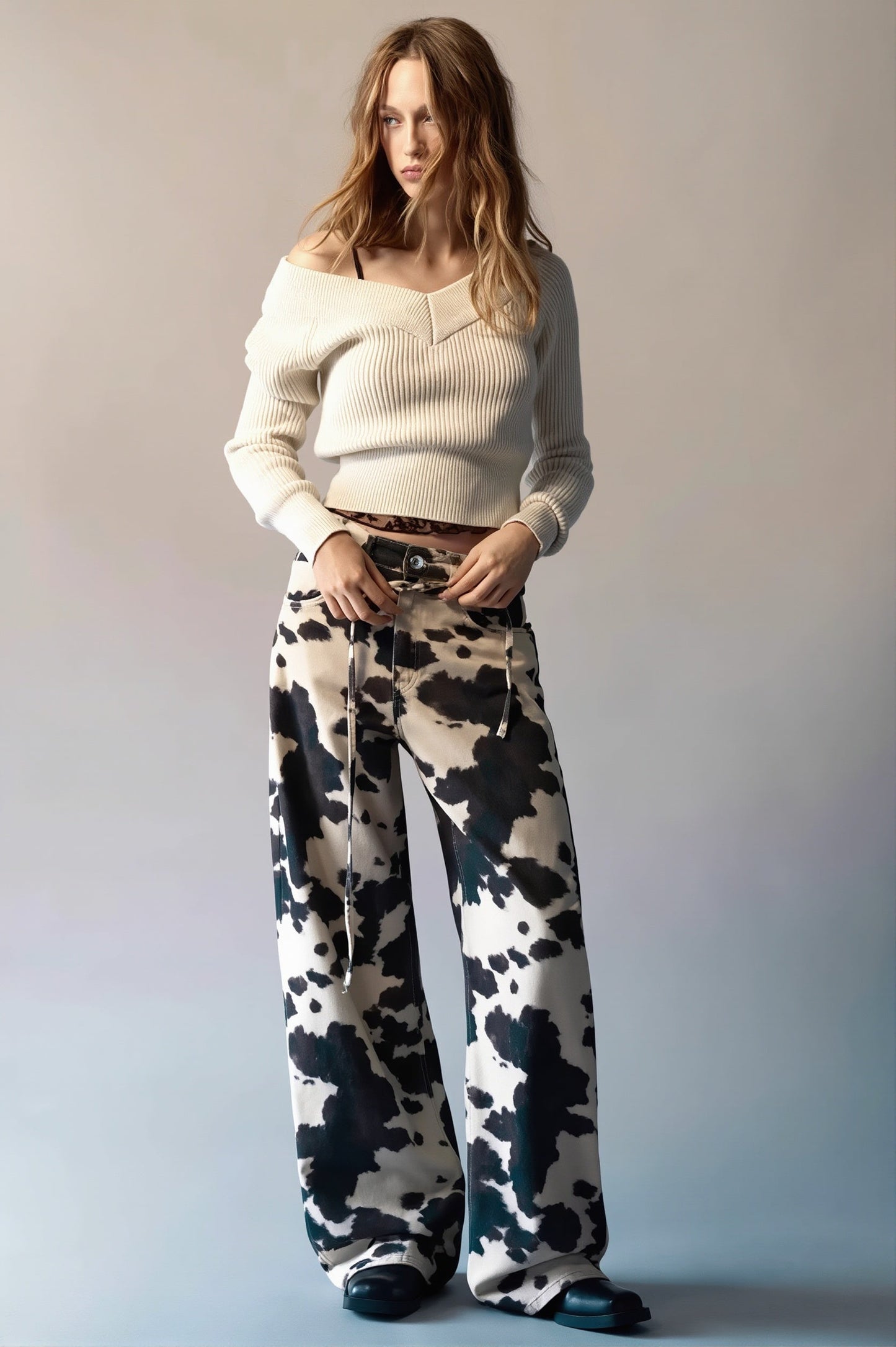 Damenjeans mit Kuhprint und geradem Bein in Seitenansicht