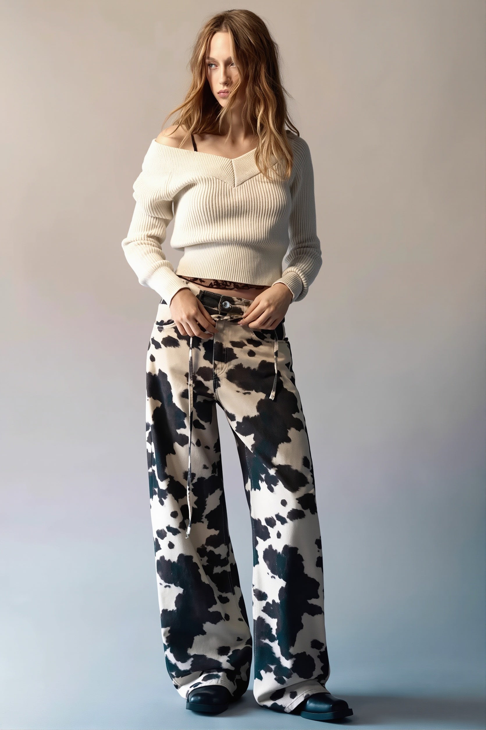 Damenjeans mit Kuhprint und geradem Bein in Seitenansicht