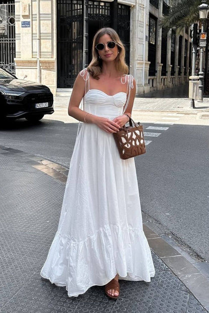 Lang fließendes Kleid aus Polyester in Weiß