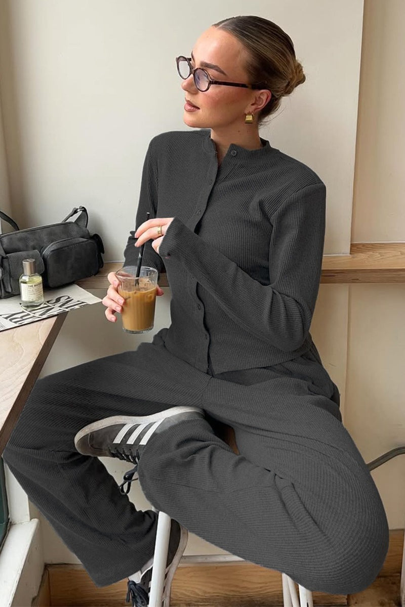 Damenmode aus geripptem Strick mit Cardigan und Hose