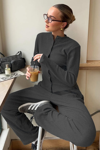 Damenmode aus geripptem Strick mit Cardigan und Hose