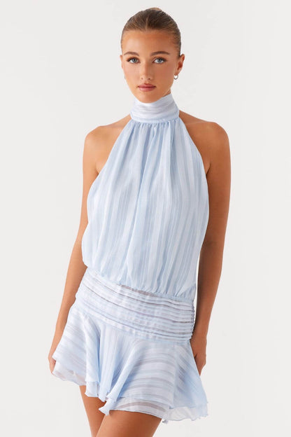 Satiniertes, drapiertes Kurzkleid mit hohem Hals