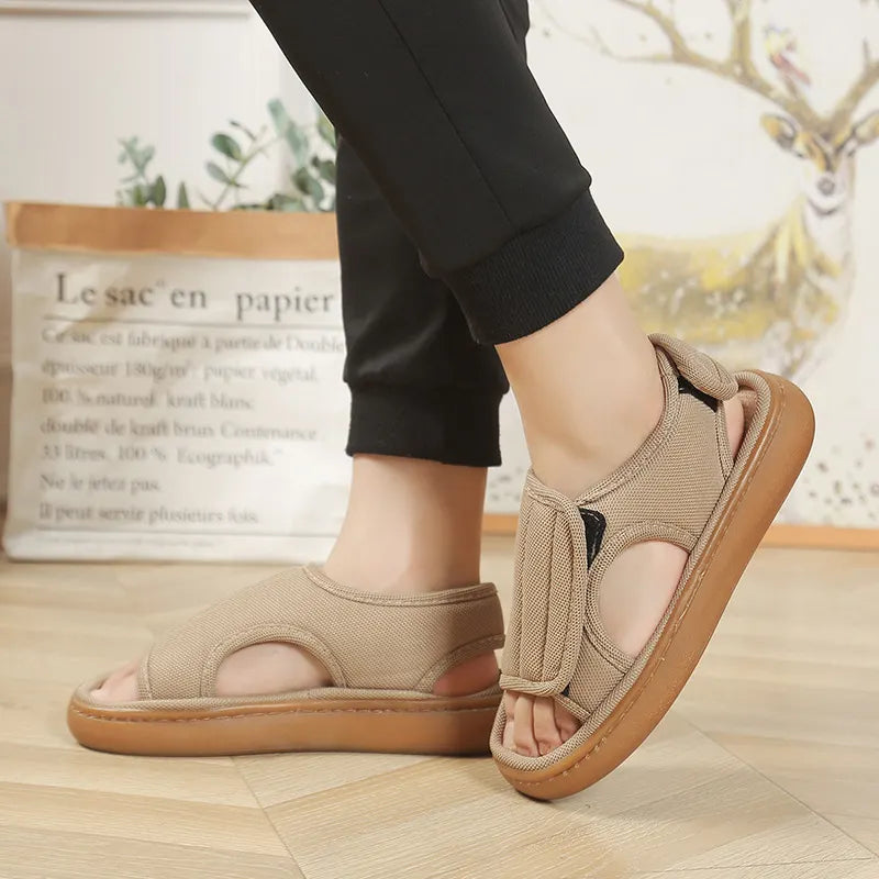 Damen Klettsandalen mit rutschfester Sohle in Seitenansicht