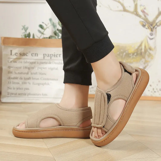 Damen Klettsandalen mit rutschfester Sohle in Seitenansicht