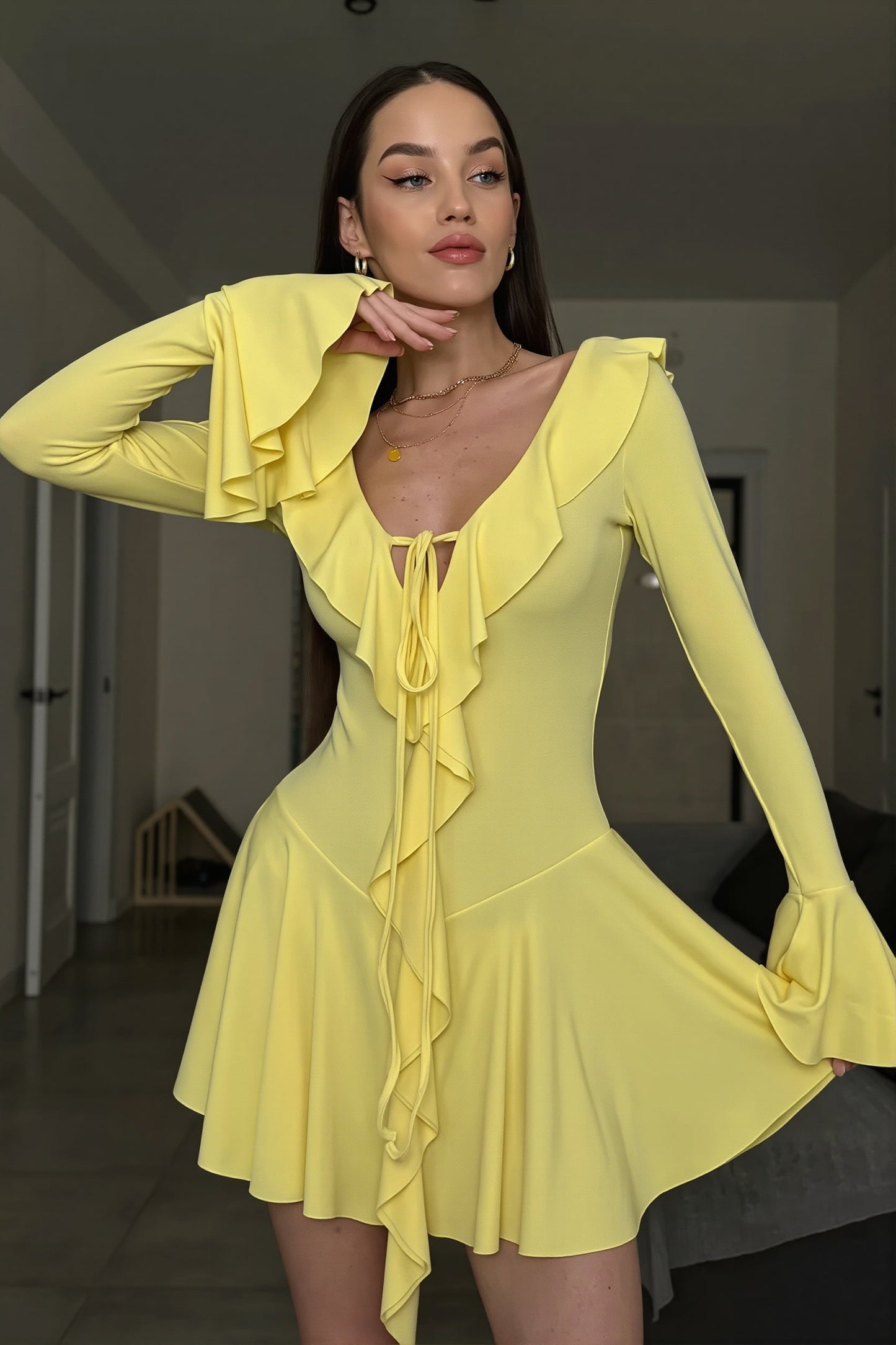 Damen Minikleid mit femininen Volants und figurbetontem Schnitt