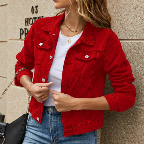 Damen-Jeansjacke mit klassischer Passform in der Seitenansicht