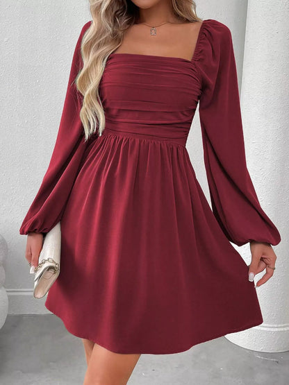 Gerüschtes A-Linien-Kleid mit quadratischem Ausschnitt und langen Ärmeln