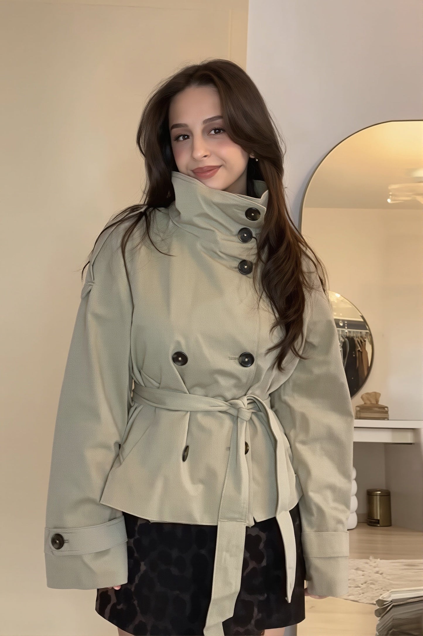 Rückansicht der kurzen Trenchjacke für Damen mit Gürtel