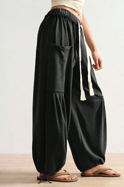 Detailansicht der Damen Wide Leg Hose mit Bindeband und fliessendem Stoff