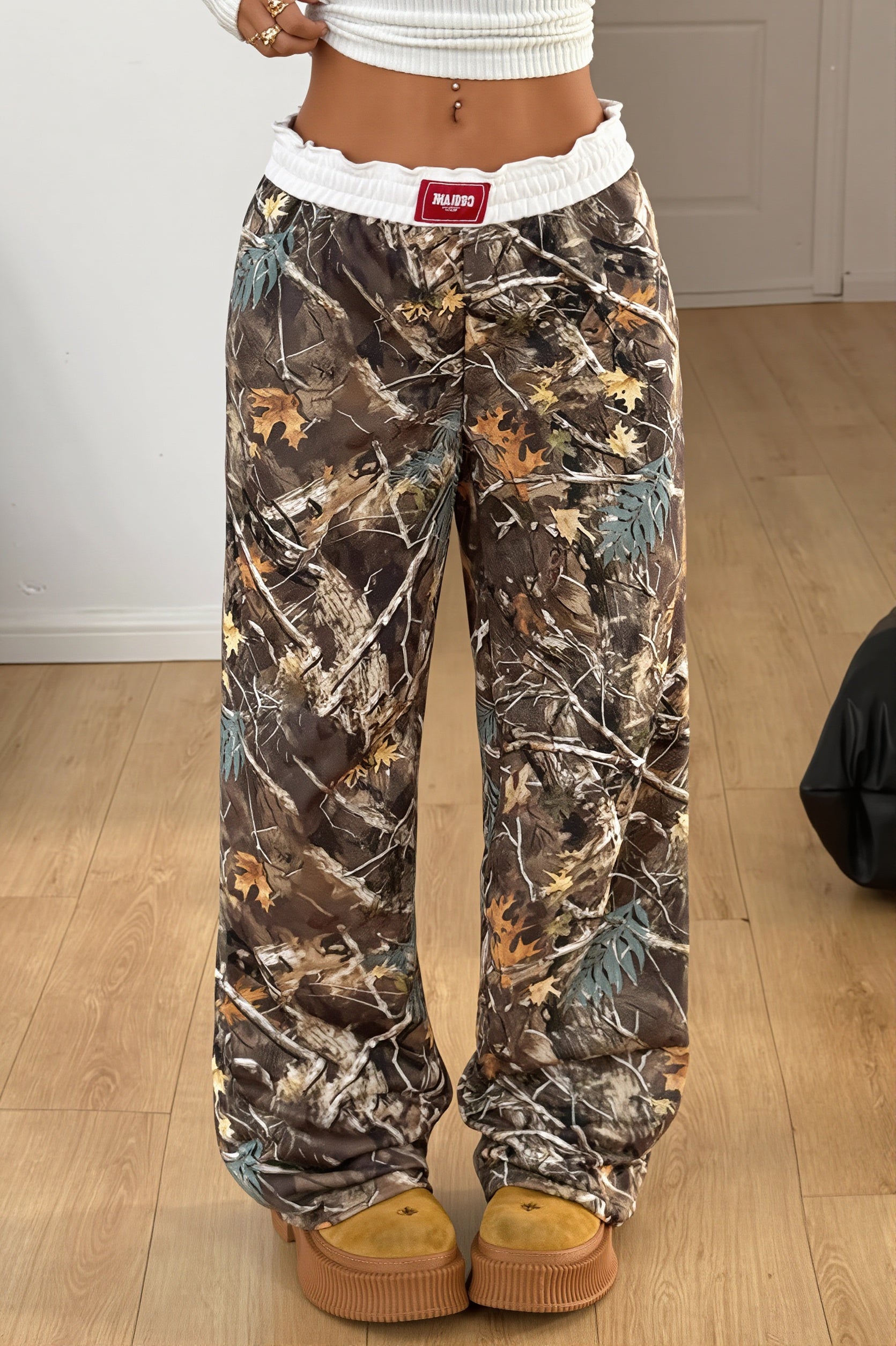 Damen weite Hose mit hoher Taille und Print in Vorderansicht