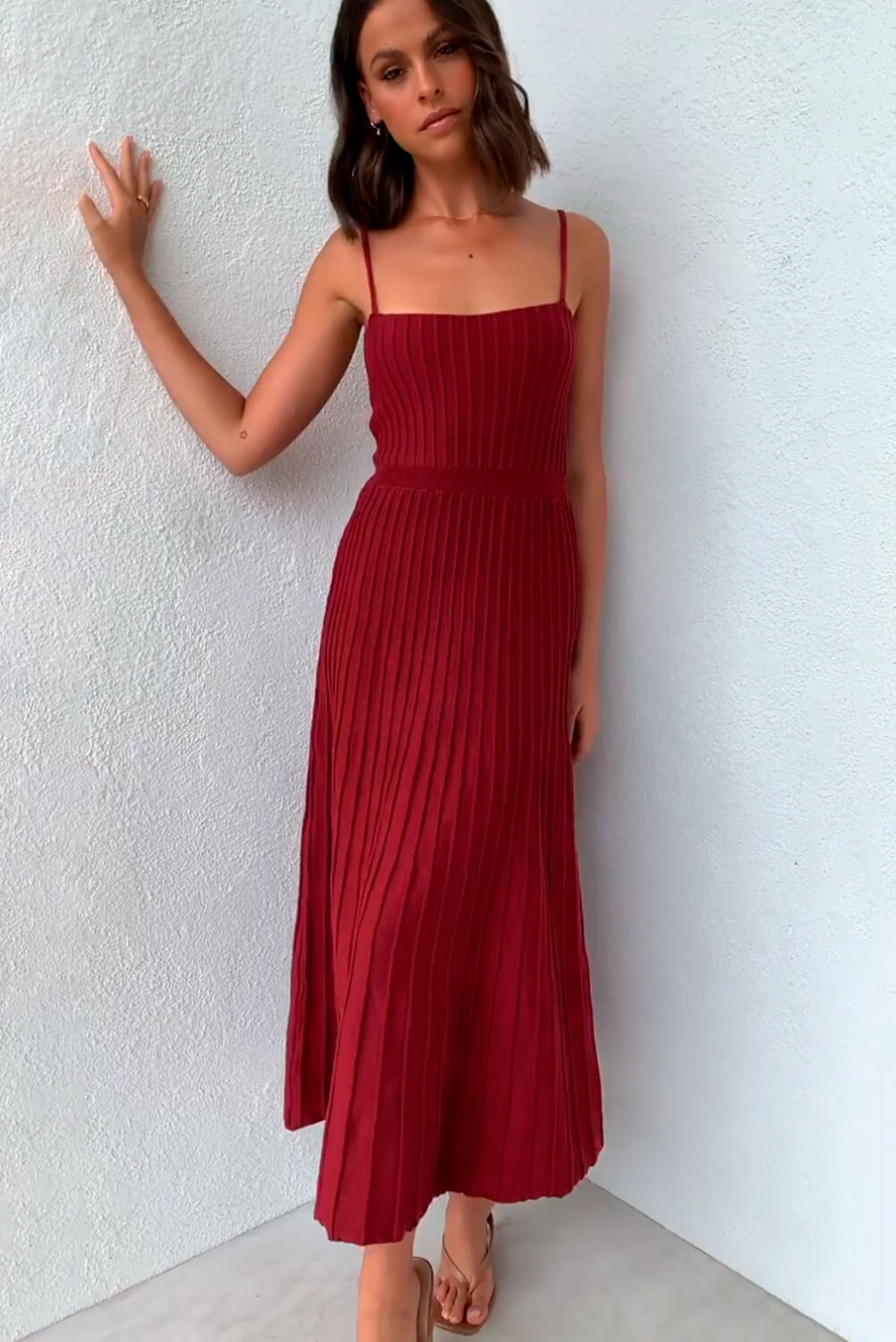 Gestricktes, plissiertes Midi-Kleid mit Spaghettiträgern