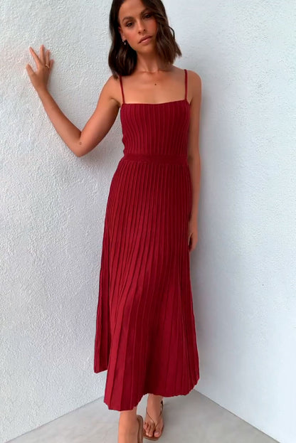 Gestricktes, plissiertes Midi-Kleid mit Spaghettiträgern
