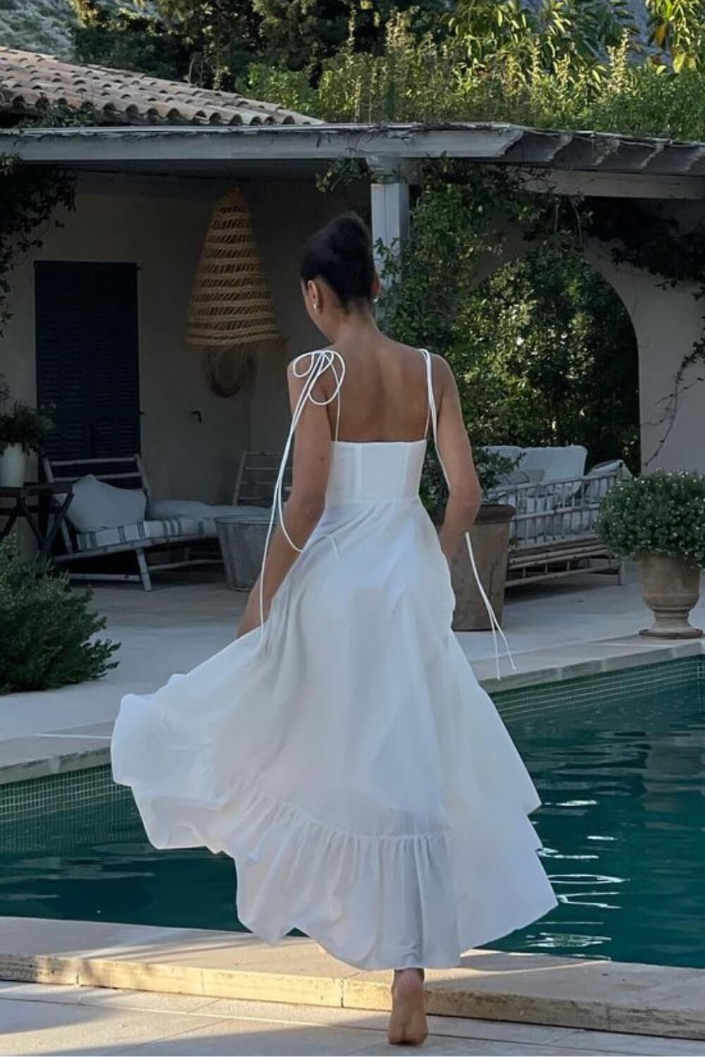 Lang fließendes Kleid aus Polyester in Weiß