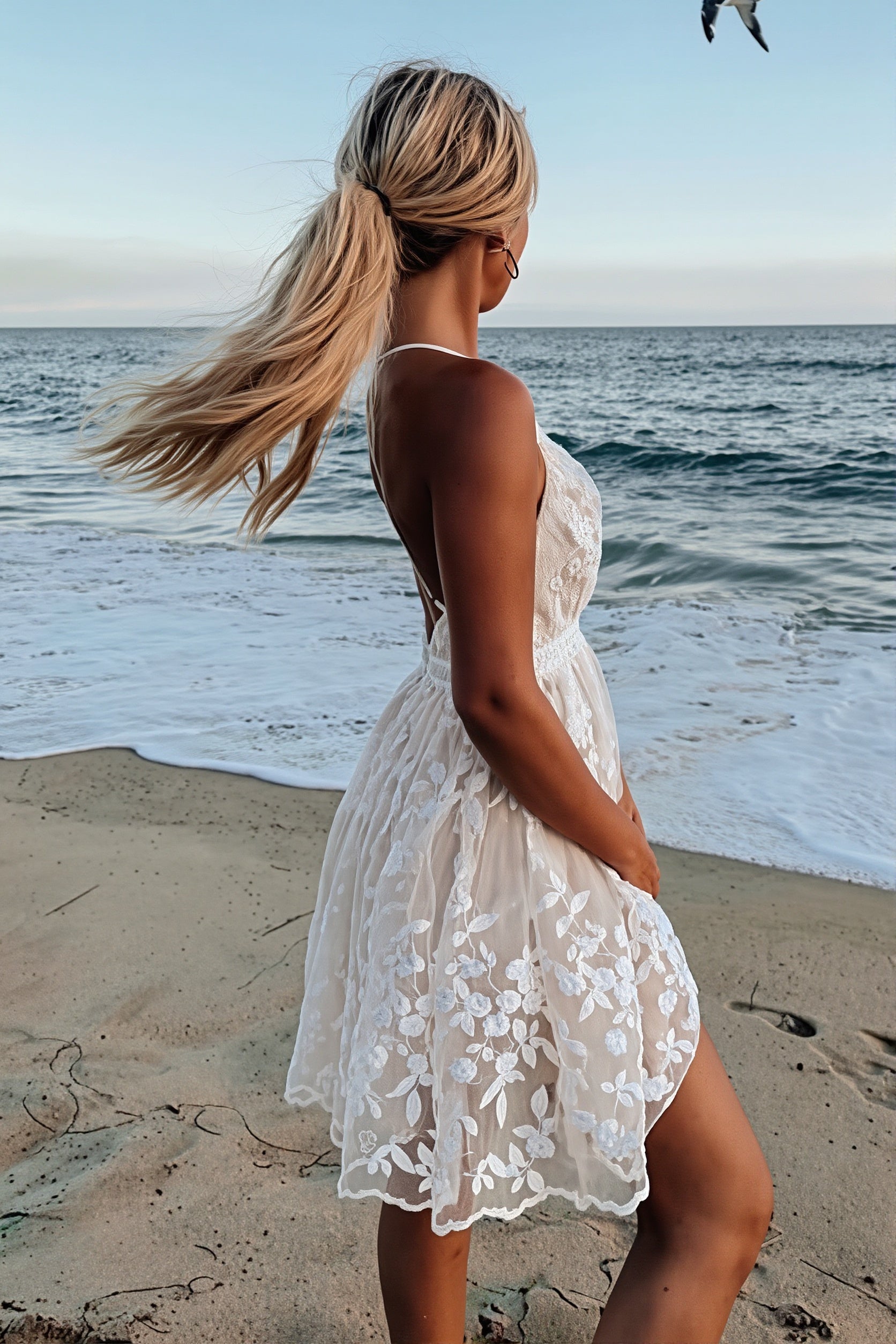 Kurzes A-Linien-Kleid für Damen mit romantischer Blumenstickerei im Detail