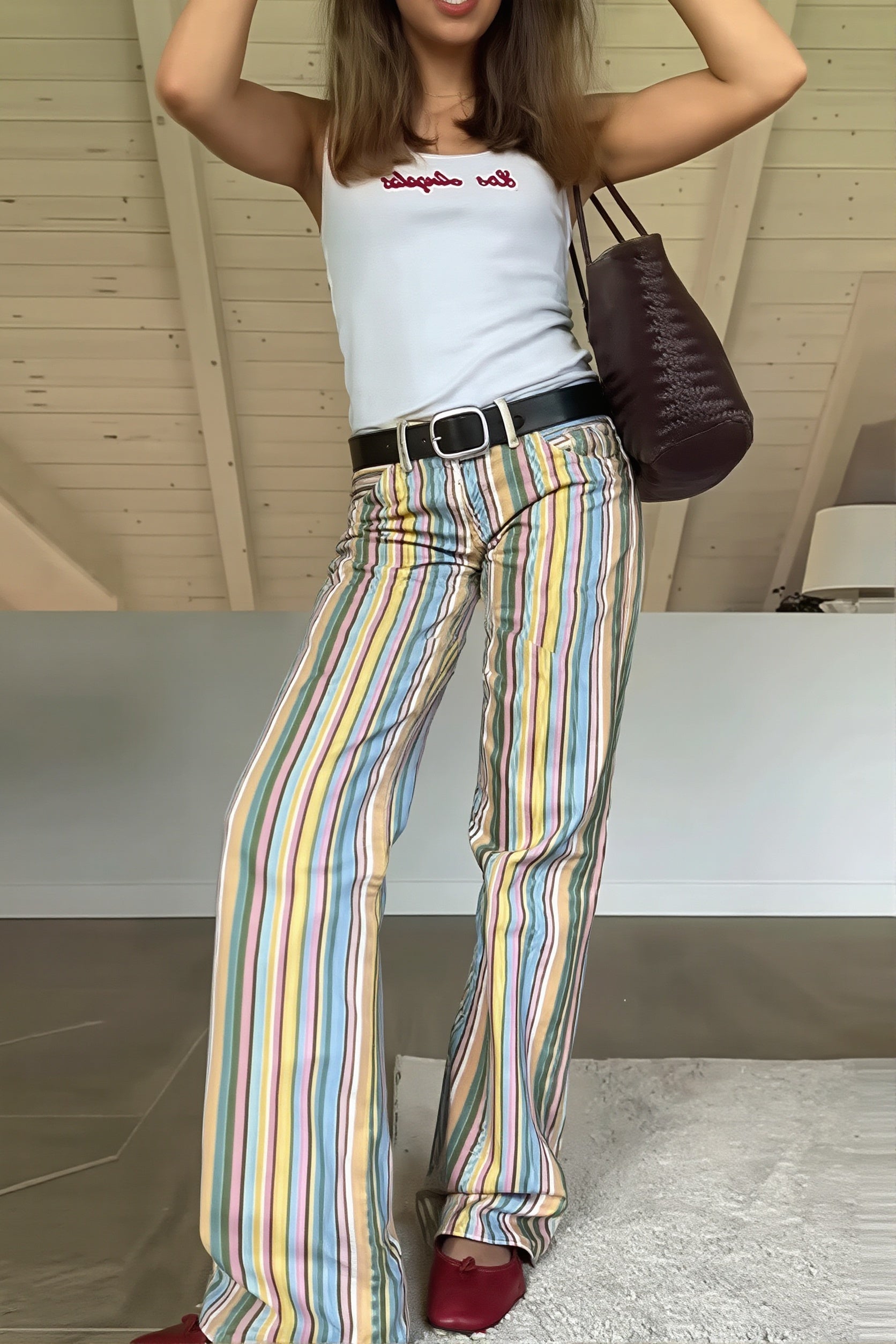 Damenjeans mit geradem Bein und Rainbow-Streifen an den Seiten, Detailansicht