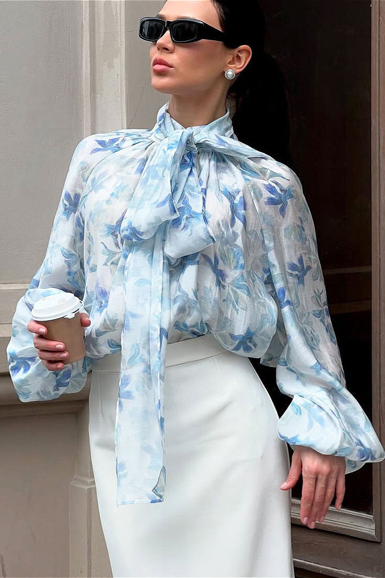 Damenbluse mit Blumenprint als modischer Look für Alltag und Büro