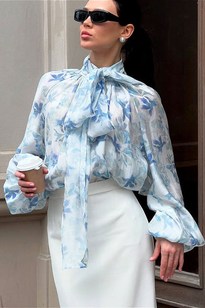 Damenbluse mit Blumenprint als modischer Look für Alltag und Büro
