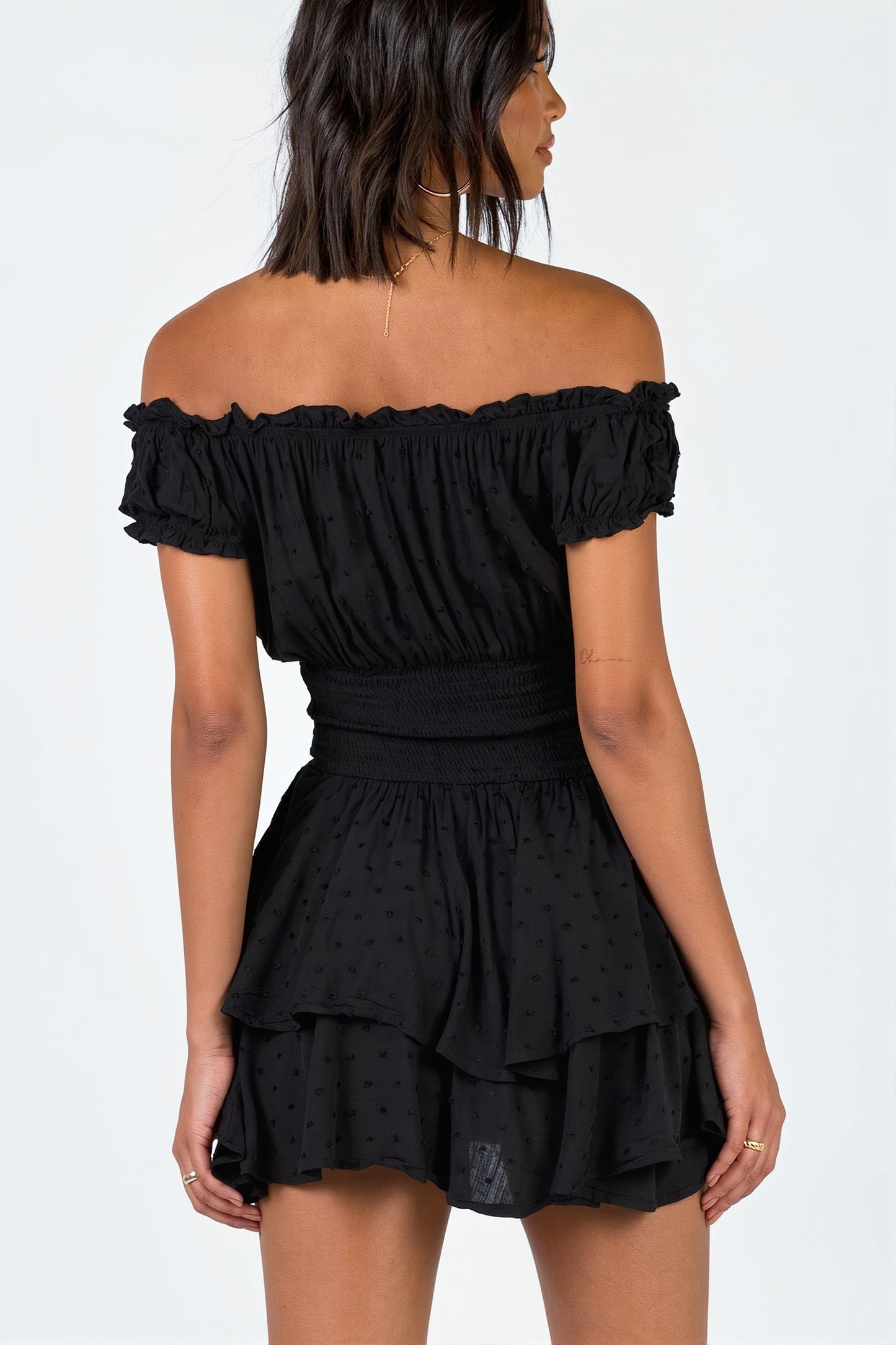 Feminines Damen Mini Kleid off shoulder mit Stickerei im Studio