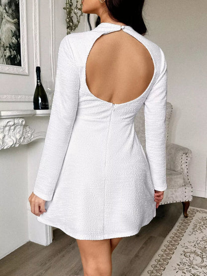 Mini-Kleid mit figurbetontem Schnitt, langen Ärmeln und freiem Rücken