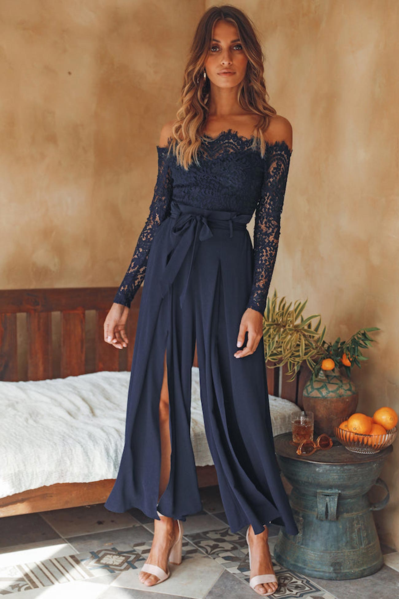 Schulterfreier Jumpsuit mit Schlitz