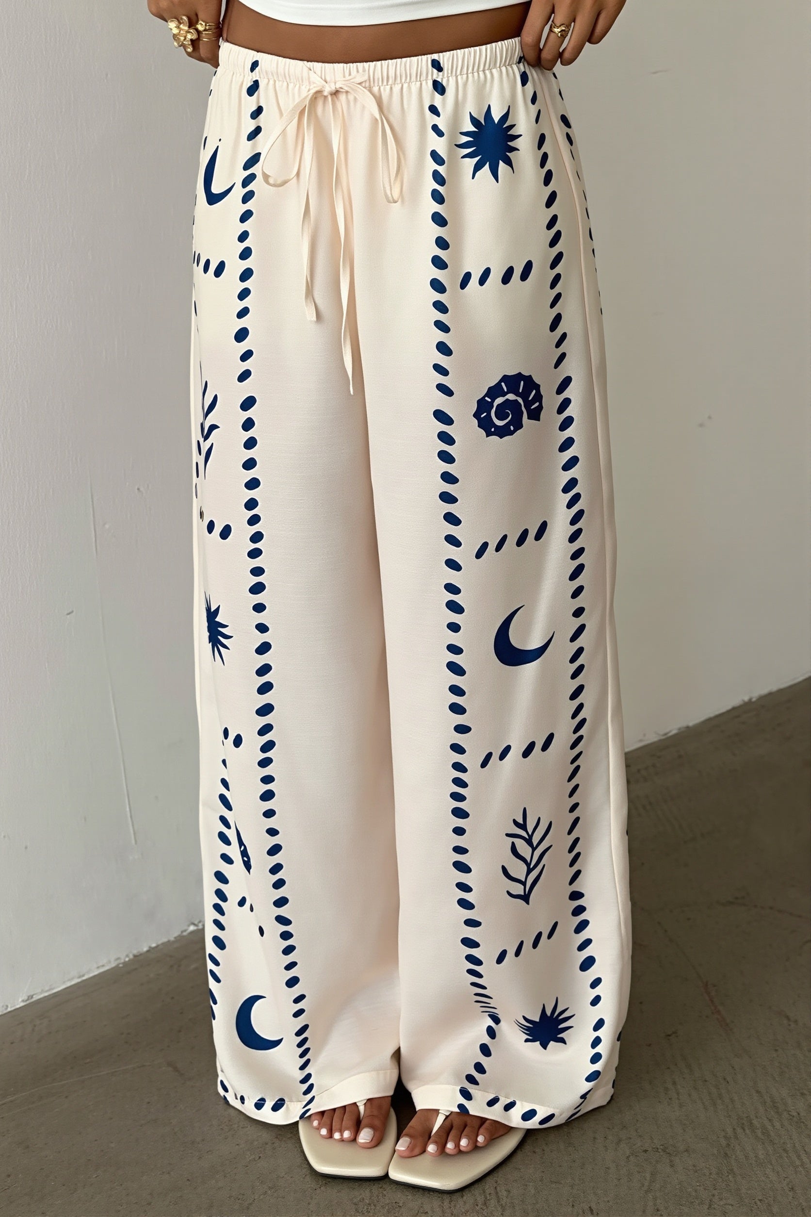 Damen weite Hose mit Print und Tunnelzug in Seitenansicht