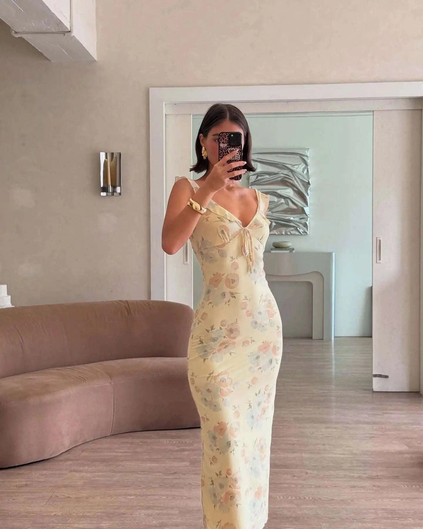 Maxikleid mit Blumenmuster, tiefem Ausschnitt und Rückenausschnitt