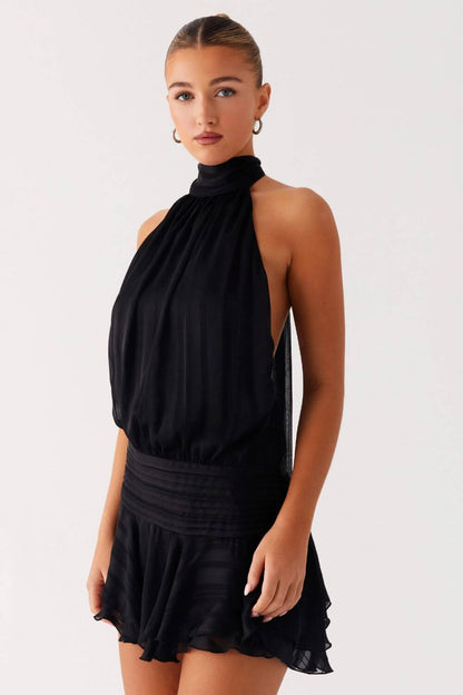 Satiniertes, drapiertes Kurzkleid mit hohem Hals
