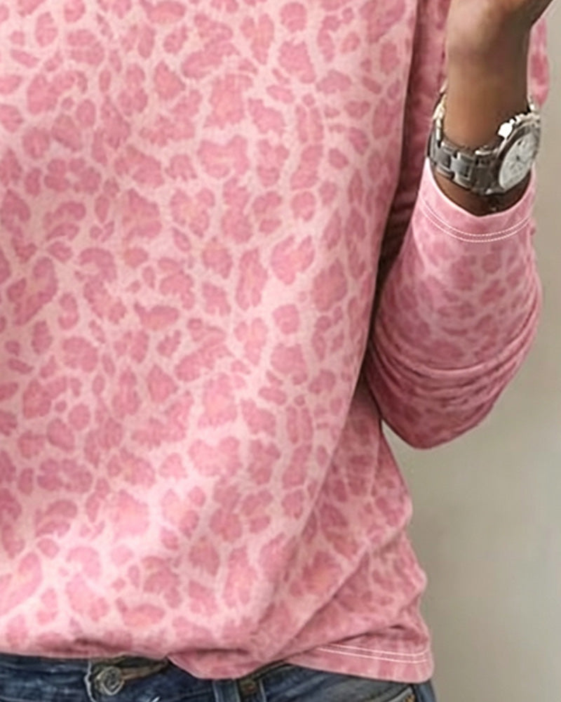 Damen-Langarmshirt mit Leopardenmuster als vielseitiges Freizeitoutfit