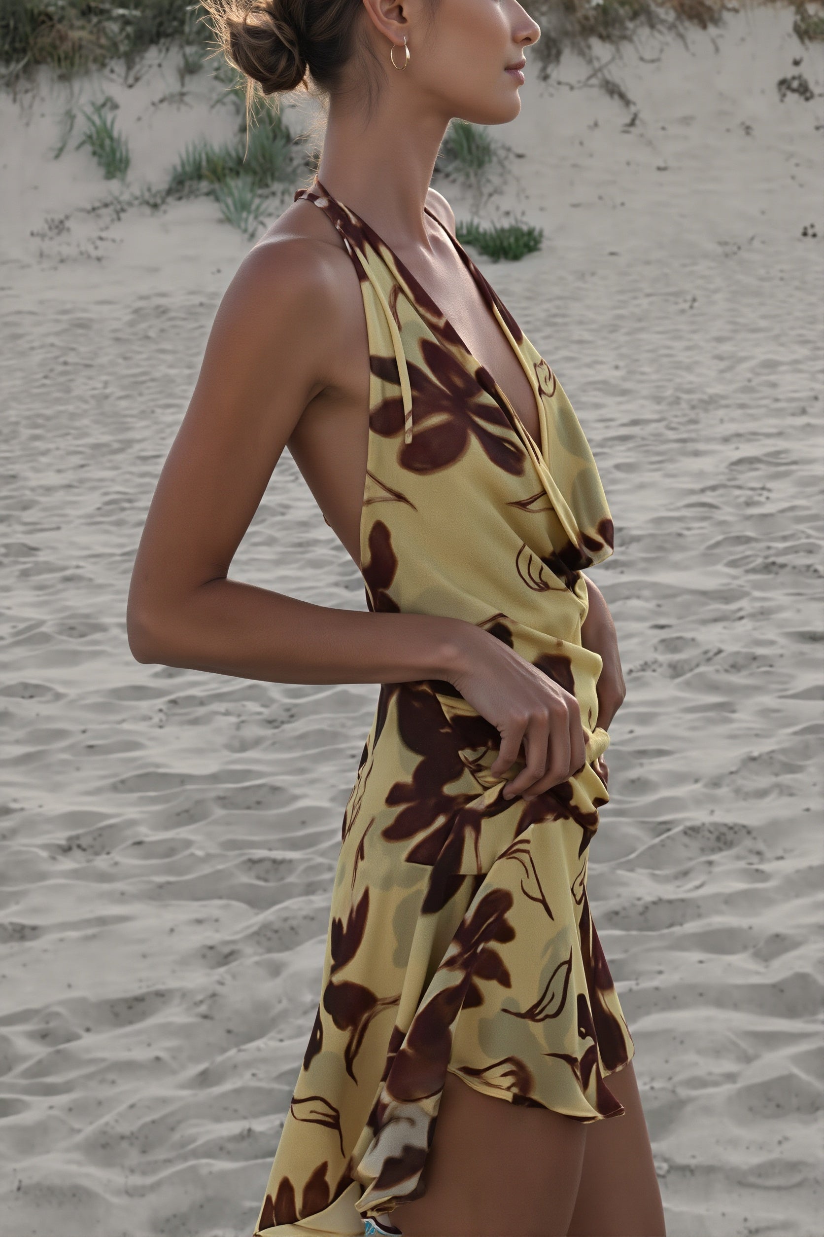 Damen Mini Kleid mit Blumenprint in schräger Vorderansicht