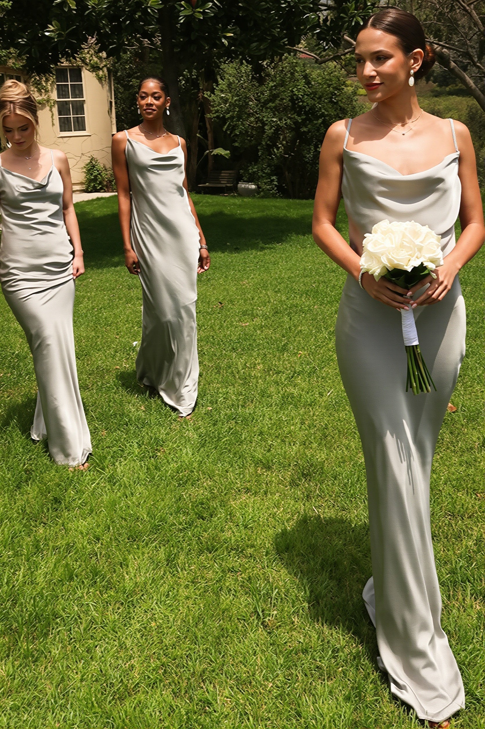 Rückansicht vom Damen-Maxikleid mit tiefem offenem Rücken