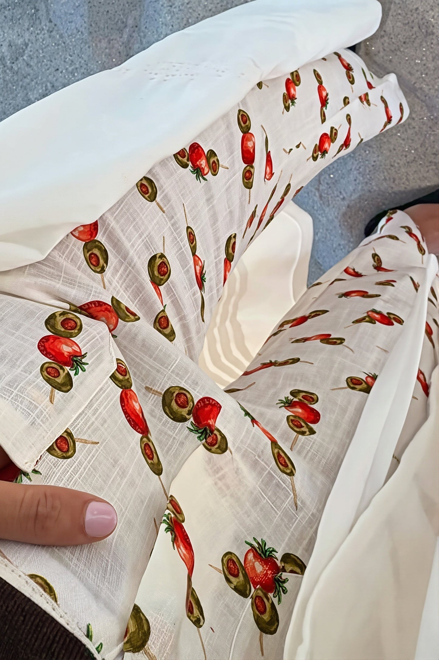 Damenhose mit Hummerprint kombiniert in einem sommerlichen Outfit