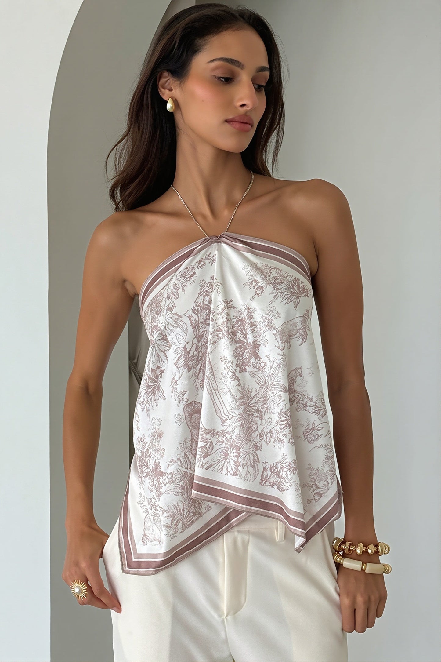 Detail vom Halter-Ausschnitt und Rueckenband am Damen Top