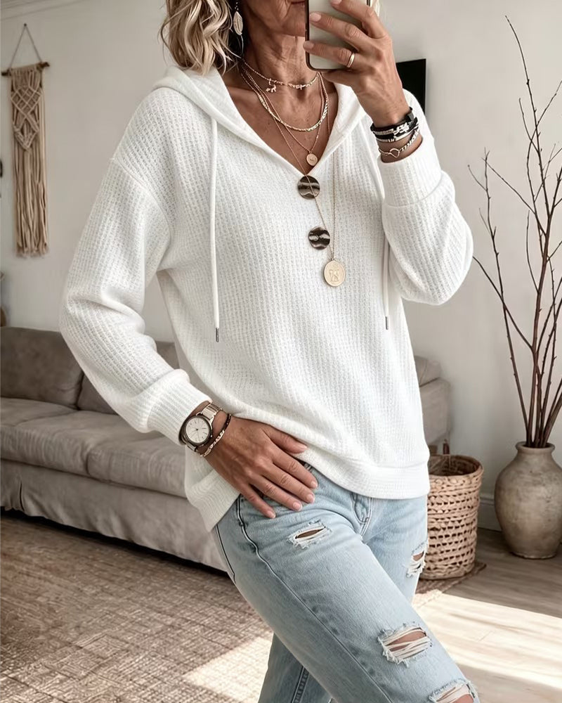Gerippter V-Ausschnitt des Damen-Hoodies im Detail