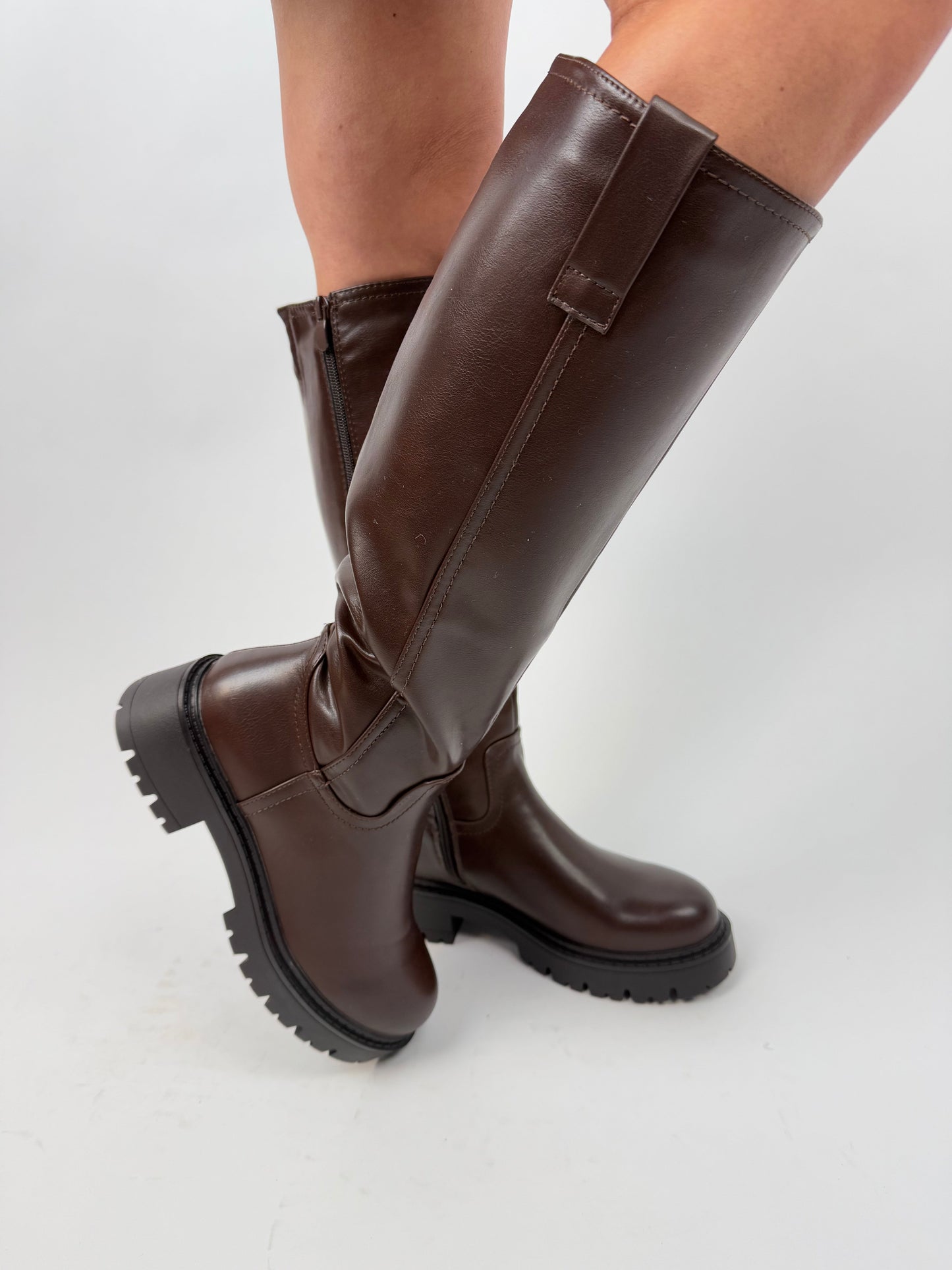 Schicke kniehohe Lederstiefel