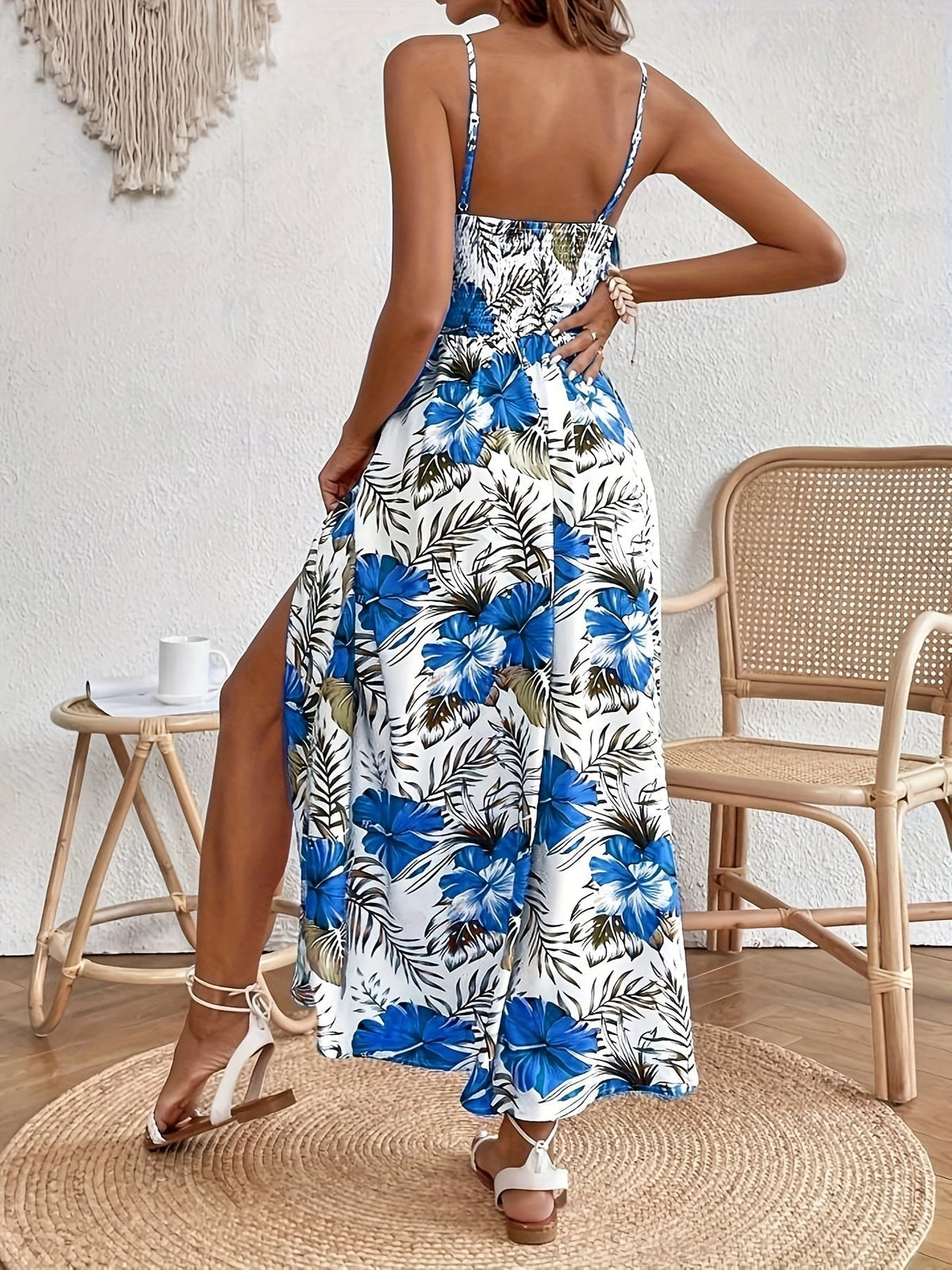 Feminines Sommerkleid mit floralem Design