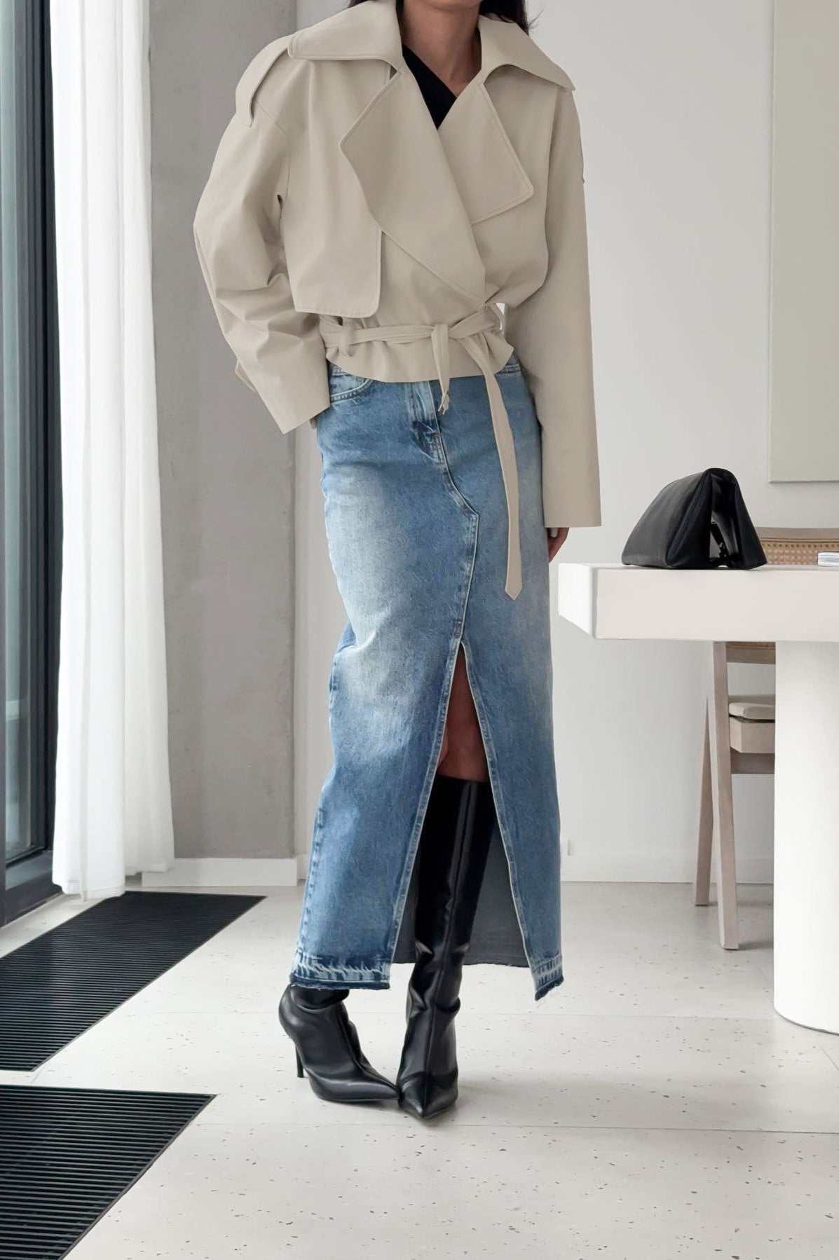 Damen Kurzjacke mit Gürtel und Reverskragen in Rückansicht