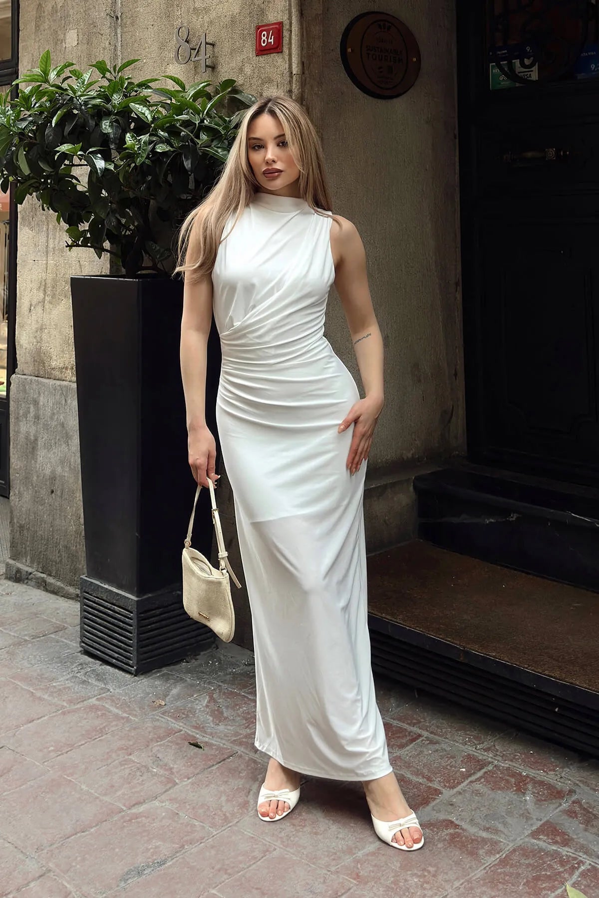 Weißes ärmelloses Taillen-Kleid mit Drapierung und Schlitz für Damen