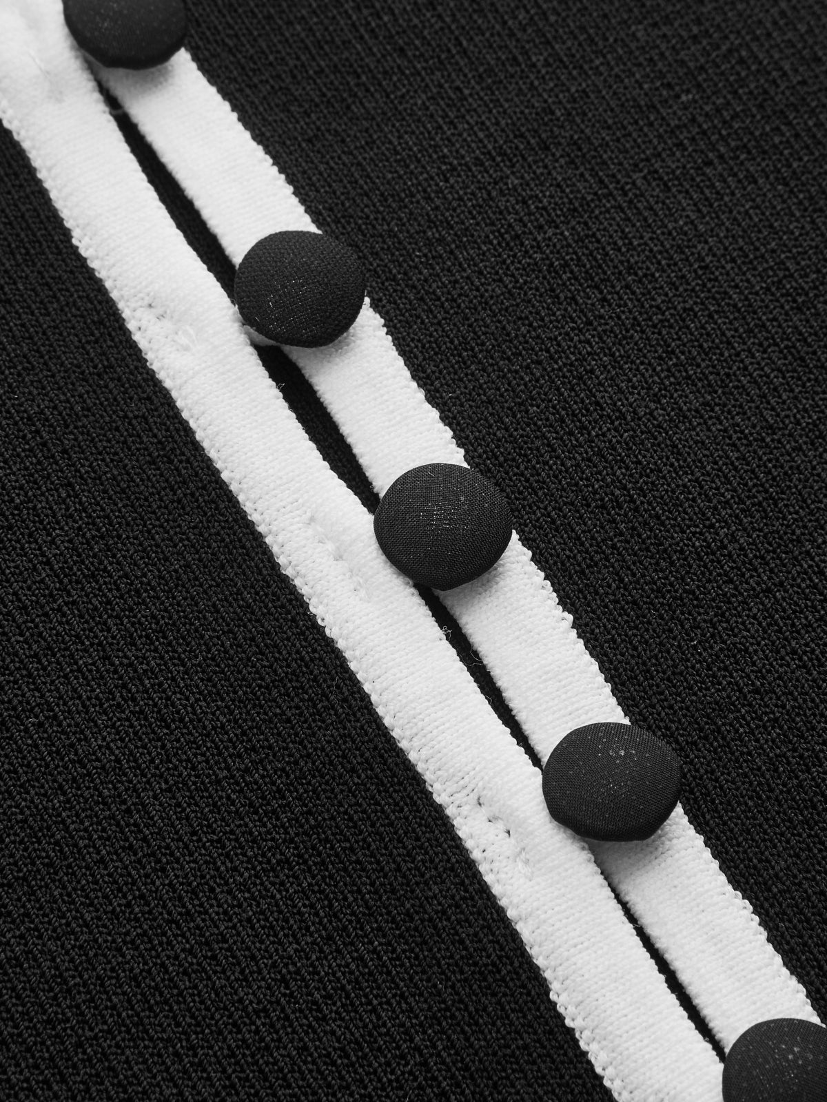 Seitenansicht vom Damen Stricktop mit Kontrastdetails