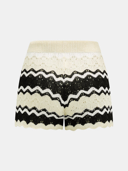 Schrägansicht des Damen-Zweiteilers aus Strick mit Shorts