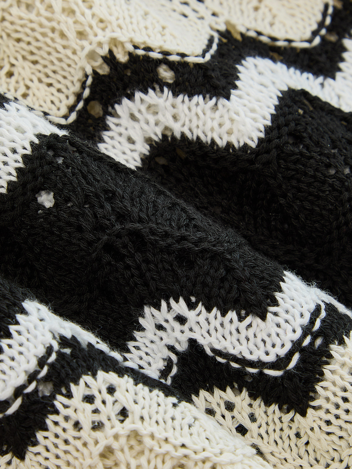 Nahaufnahme des weichen Strickmaterials mit Wellenmuster