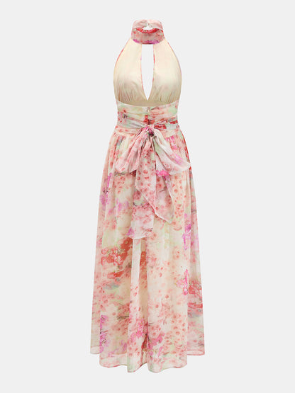 Seitenansicht eines langen Damenkleids mit Blumenprint und Halter-Design