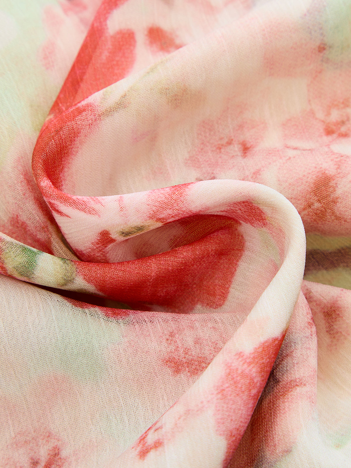 Detailaufnahme vom Keyhole-Ausschnitt und Blumenmuster des Damen-Maxikleids