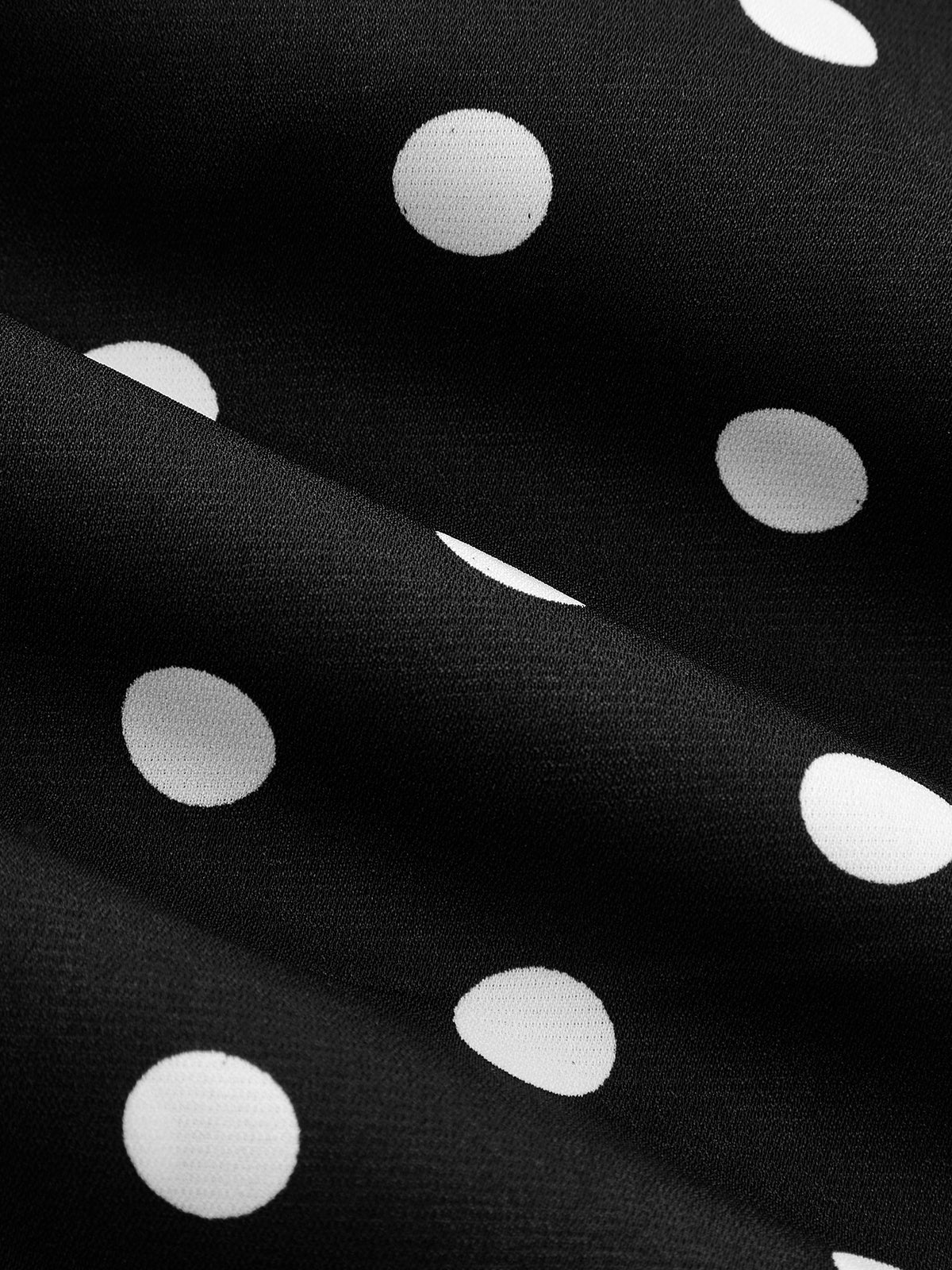 Detailansicht vom Tupfenprint auf dem Damen Maxikleid