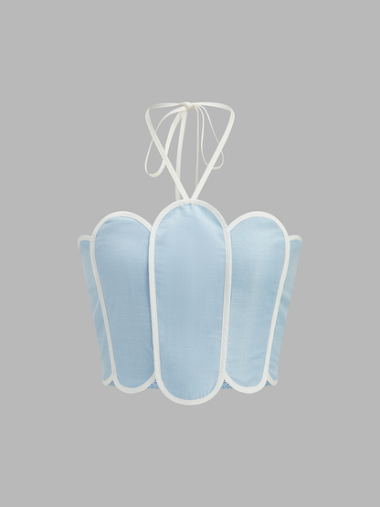 Nahaufnahme vom Muschelsaum am Rock und Halterneck Detail am Crop Top