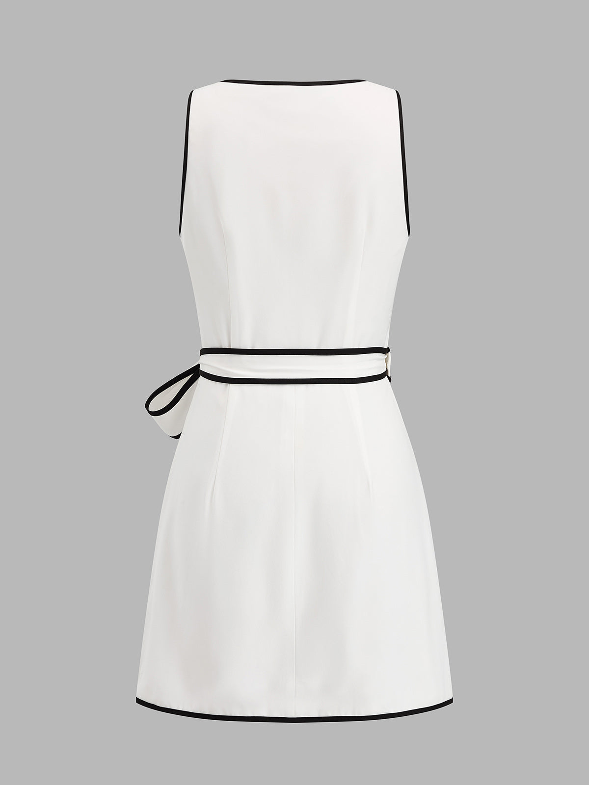 Detailansicht vom Kontrastsaum am Damen Mini Wickelkleid