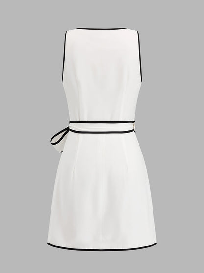 Detailansicht vom Kontrastsaum am Damen Mini Wickelkleid
