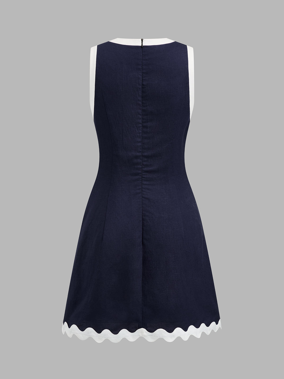 Detailansicht der Wellenkante am ärmellosen Damenkleid aus Leinenmix