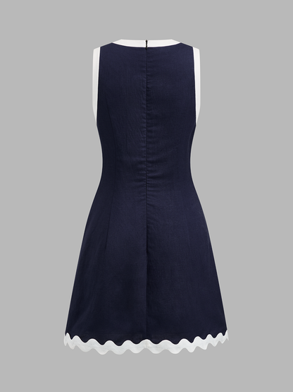 Detailansicht der Wellenkante am ärmellosen Damenkleid aus Leinenmix
