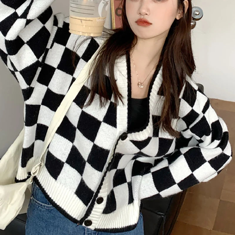 Schwarz-Weisser Damen-Cardigan mit Knopfleiste und klassischem Karomuster